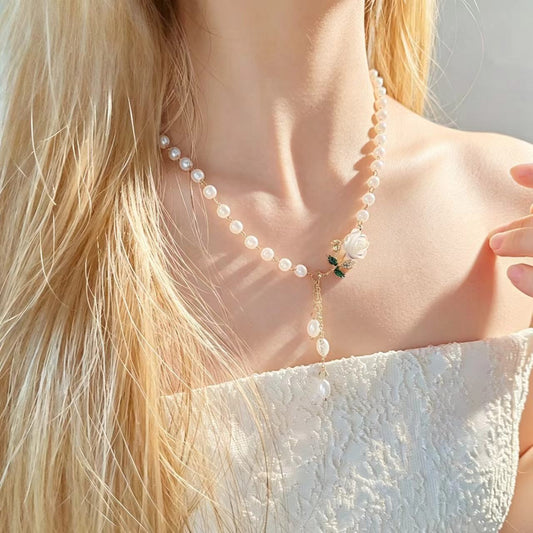 🌸 Élégant collier de camélia en perles au design floral romantique