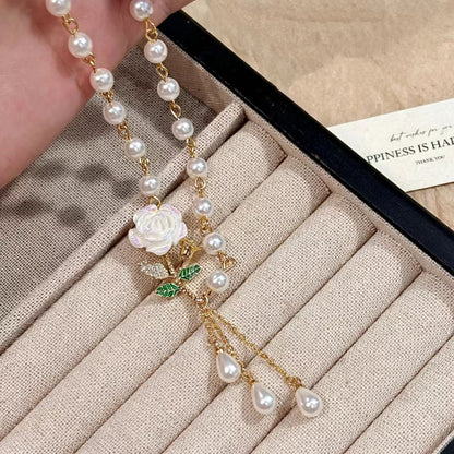 🌸 Élégant collier de camélia en perles au design floral romantique