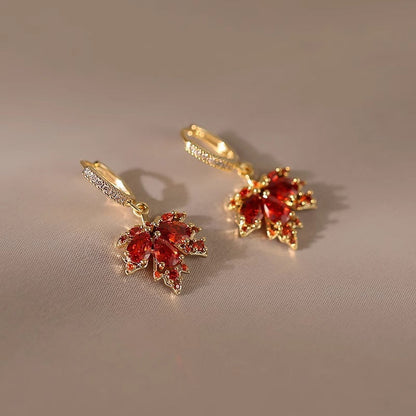 🍁 Boucles d’Oreilles Feuille d’Érable Rouge en Zircon – Élégantes et Scintillantes