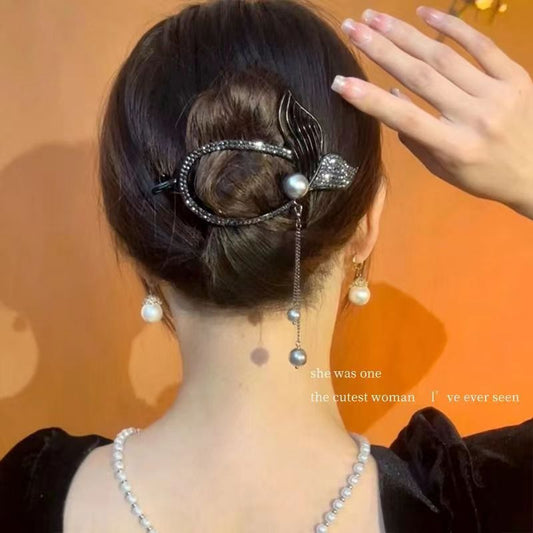 Pince à cheveux élégante en forme de queue de poisson avec pompons