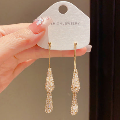 ✨ Élégantes boucles d’oreilles en forme de goutte – Le chic à la française, sublimé par des oxydes de zirconium étincelants ! 💎🤍
