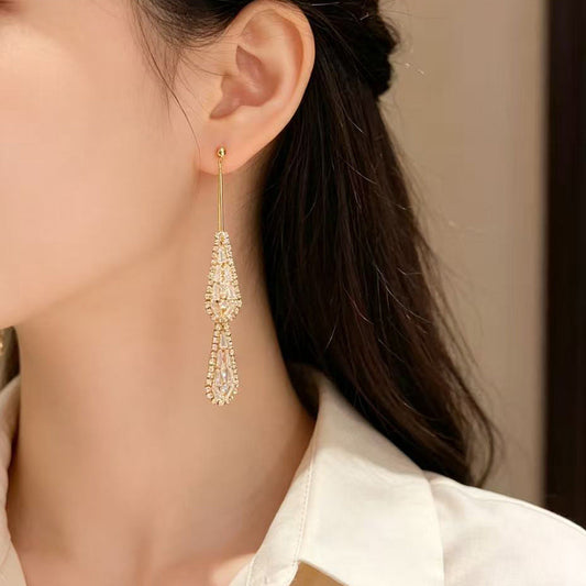 ✨ Élégantes boucles d’oreilles en forme de goutte – Le chic à la française, sublimé par des oxydes de zirconium étincelants ! 💎🤍
