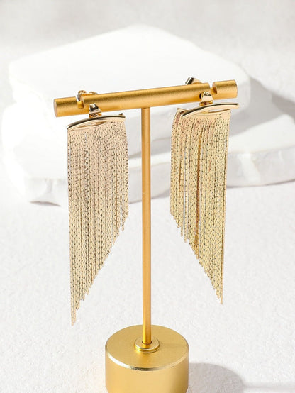 ✨ Boucles d’oreilles longues à pompons – Modèle asymétrique tendance