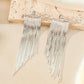 ✨ Boucles d’oreilles longues à pompons – Modèle asymétrique tendance